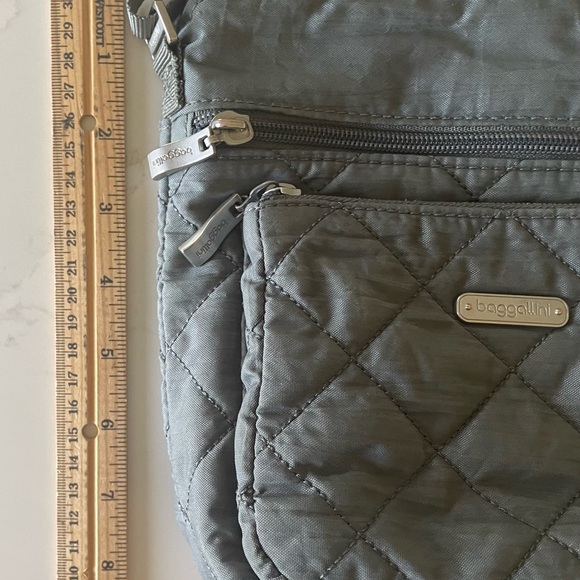 Small grey quilted Baggallini nylon purse w/straps & RFID great travel bag - Picture 5 of 6